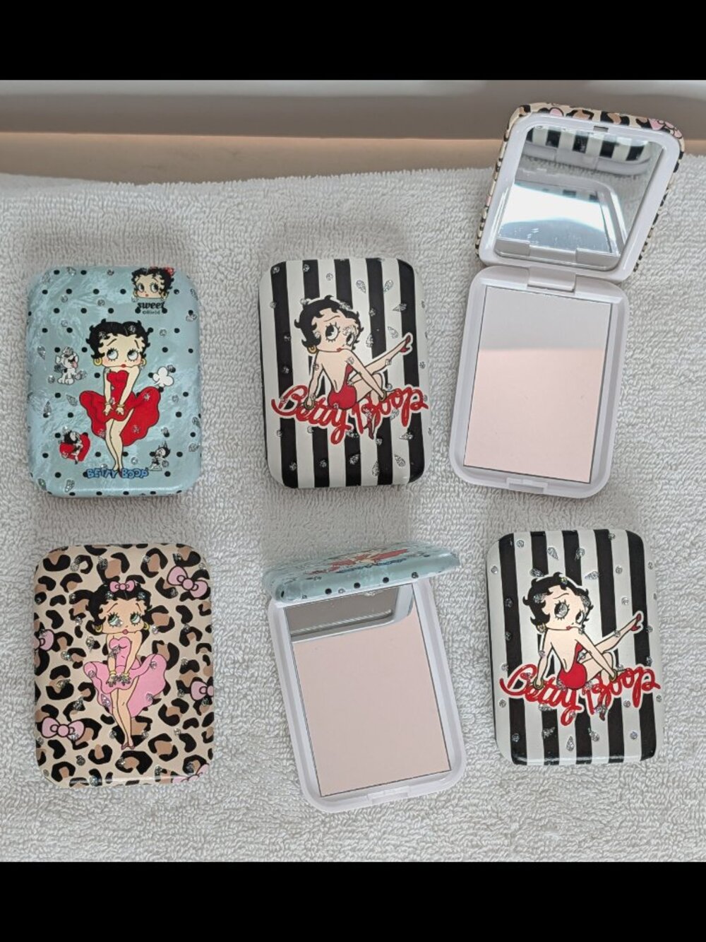 Fabulous FASHION COMPACT w/ Double Mirror -- BETTY, SHINY 3D *or* STITCH Design - Picture 4 of 8